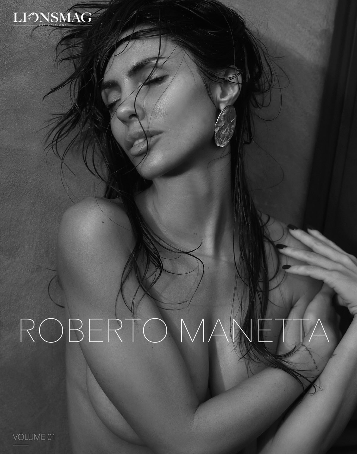 Introducing LIONSMAG Art Editions — a new series of photography monographs, each dedicated to one photographer and their creative world. Our first volume features Roberto Manetta, offering a closer look at his work and the stories behind it. Discover the edition through the link in our bio.@_robertomanetta_  model @chaatets
#lionsmag #robertomanetta #photographybook #fineartphotography